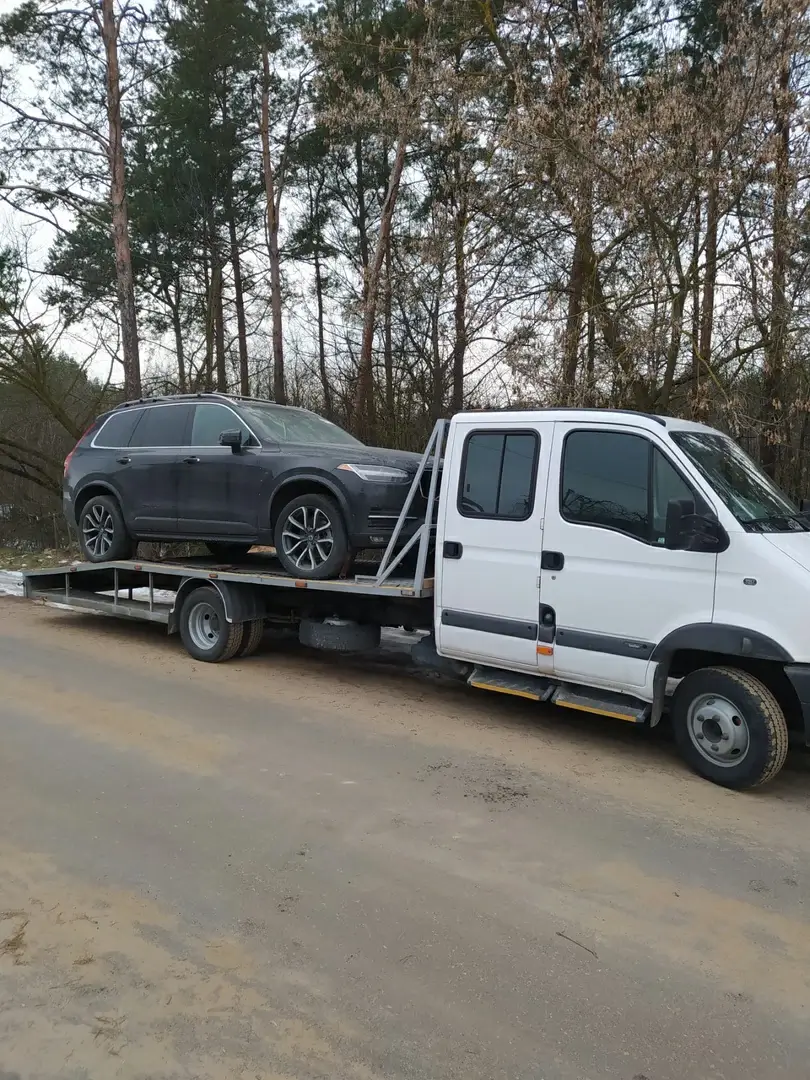 Авто в пути на эвакуаторе